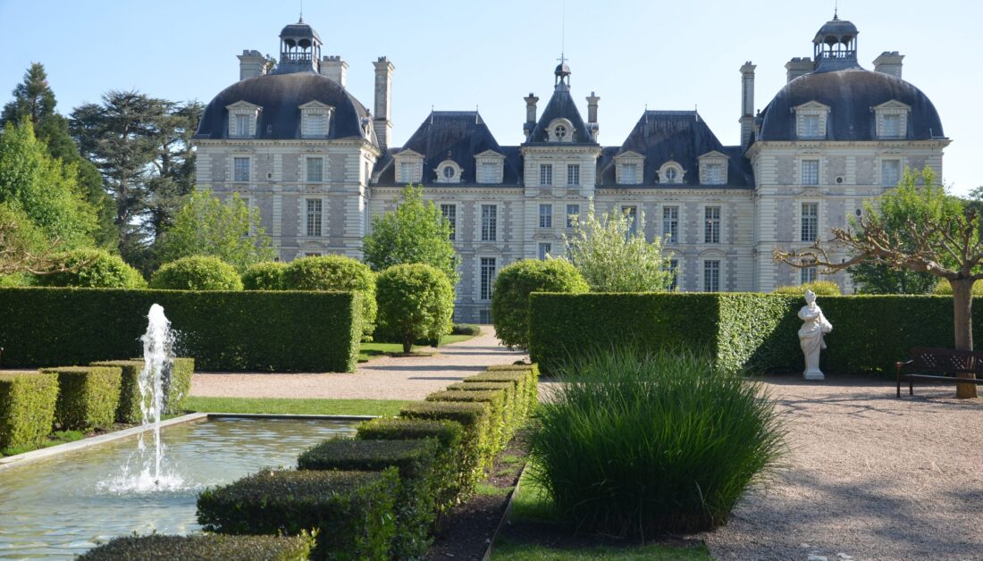 Gartenidee - Französisch angelegter Garten mit Wasserspielen und Hecken vor herrschaftlichen Anwesen