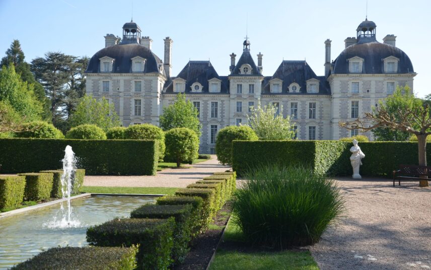 Gartenidee – Französisch angelegter Garten mit Wasserspielen und Hecken vor herrschaftlichen Anwesen