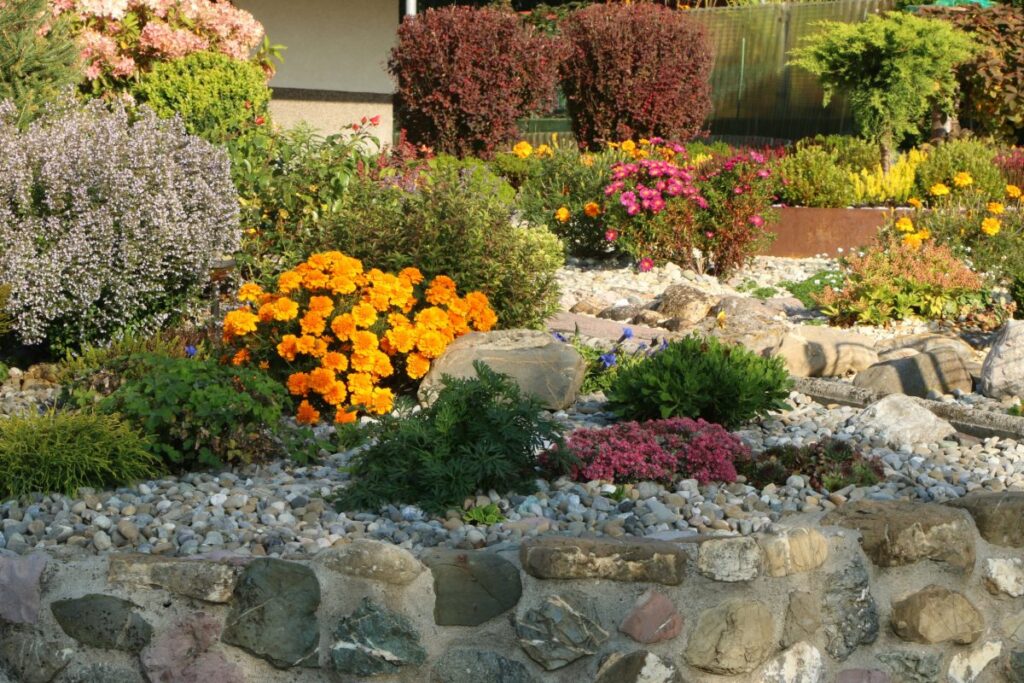 Kiesgärten sind in der modernen Gartengestaltung eine populäre Alternative für traditionelle Beete.