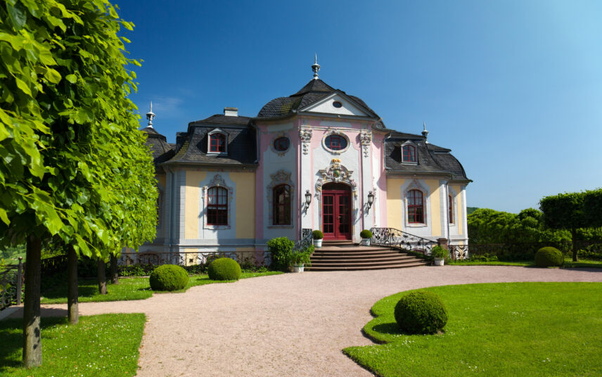 Wunderschönes französisches Landhaus mit rotem Hauseingang und gepflegten Garten