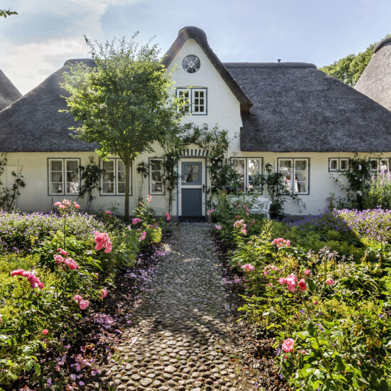Skandinavisches Landhaus mit Vorgarten voller Blumen