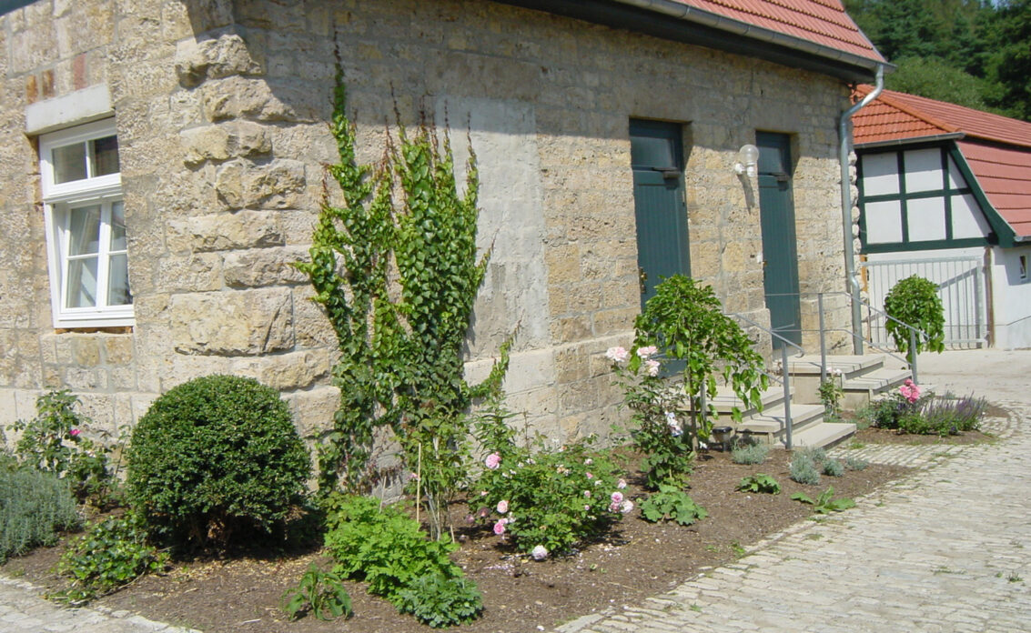 Gartenidee Beispiel eines Landhauses mit bewachsener Fassade und Rosen...