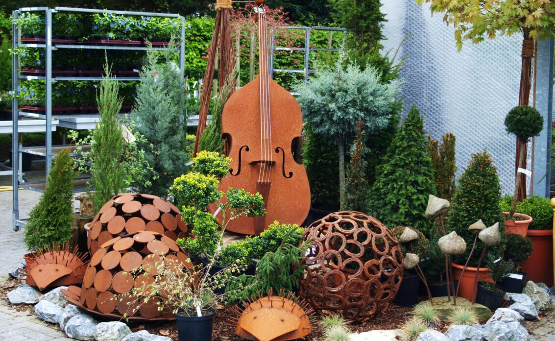 Gartendekoration Idee – Aufwändig dekorierter Garten mit verschiede...