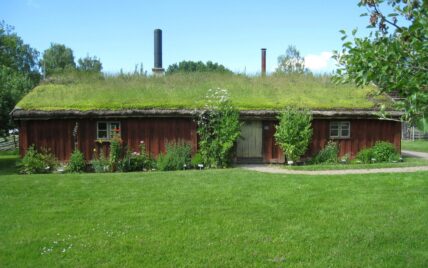 Gestaltungsidee für den Garten – Beispiel eines kleinen Landhauses mit begrünten Dach ...