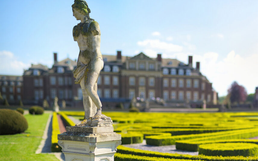 Gartenidee mit Skulptur – Barocke Skulptur auf dekorativem Sockel in französischen Heckenlabyrinth