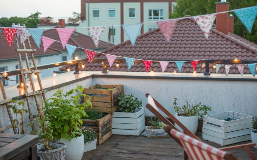 Dachterrasse Idee – Gemütliche Dachterrasse gestalten mit liebevoller Dekoration  Stühlen und Pflanzen