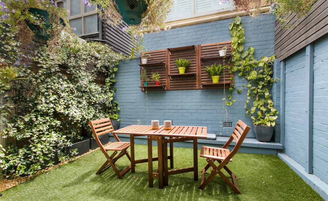 Idee für einen Garten im Innenhof mit Terrasse – Innenliegender Gar...