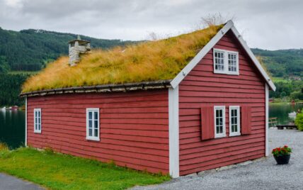 Idee für die Dachbepflanzung – Gemütliches Landhaus am See im skandinavischen Stil und...