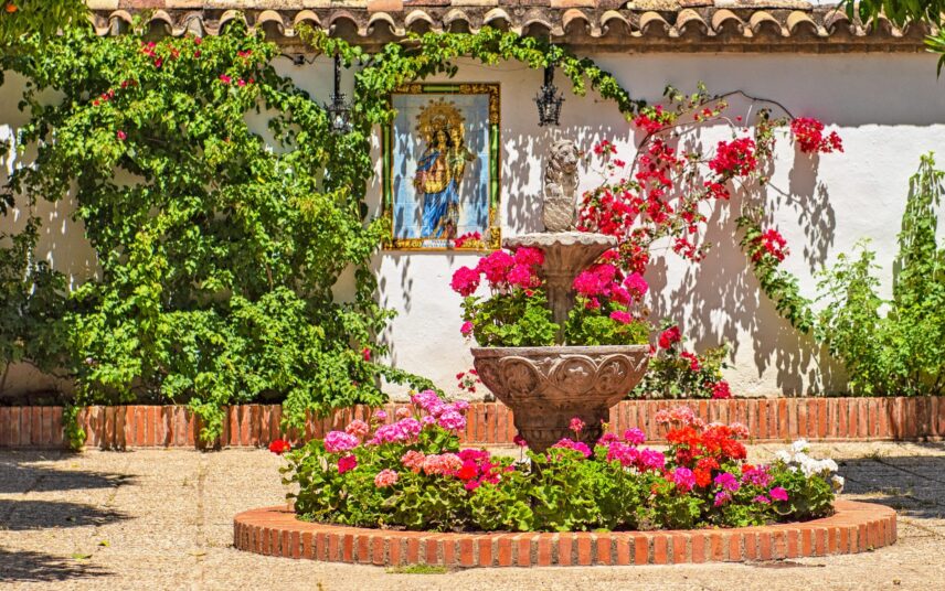Schöner Innenhof im mediterranen Stil mit Blumen