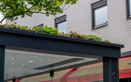 Idee für Dachbegrünung – Dach im modernen Stil mit verschiedenen Pflanzen begrünt