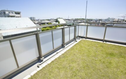 Gestaltungsidee für eine grüne Dachterrasse in der Stadt mit Aussicht – Terrassenbegre...