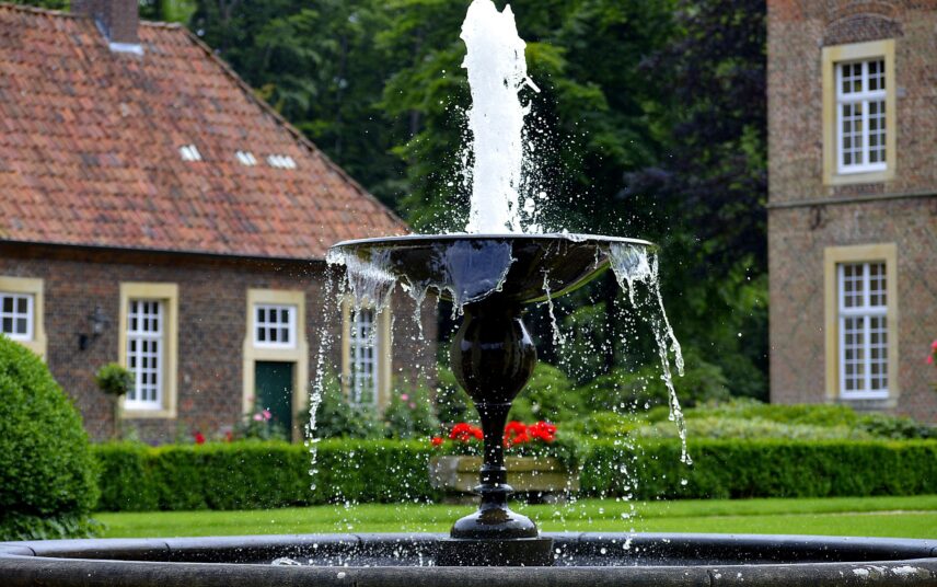 Schönes Wasserspiel in englischem Garten