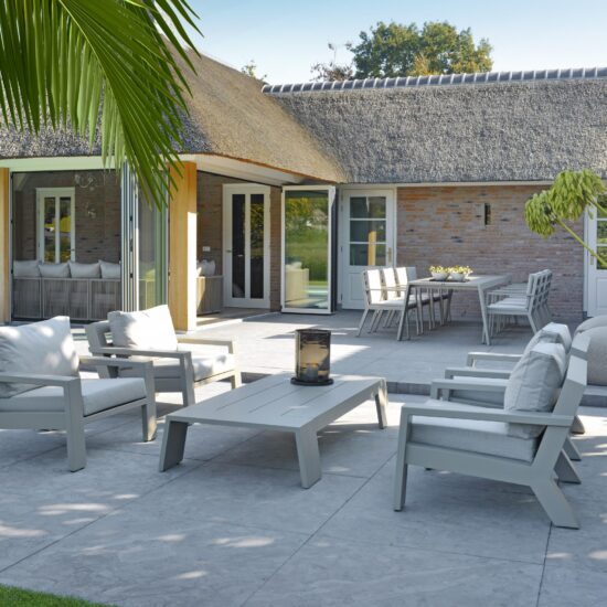Edle Terrasse mit viel Platz für Gäste im Hinterhof - Sitzecke bestehend aus Gartensesseln mit Beistelltisch in grau 