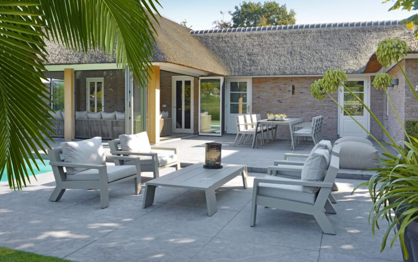 Moderne Terrasse im Hinterhof Idee – Edle Terrasse mit viel Platz für Gäste im Hinterhof