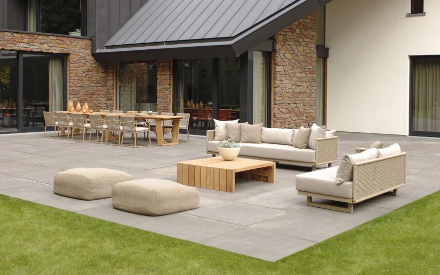 Terrasse Idee – Große Terrasse im Hof mit Platz für viele Gäste