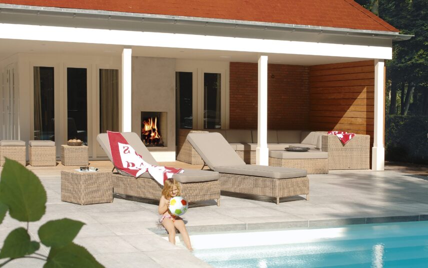 Gestaltungsidee für eine große Terrasse mit Liegen  Sitzgruppe und Pool