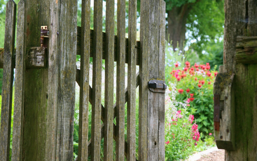 Idee für die Gartengestaltung – Altes Gartentor aus Holz zum Schrebergarten