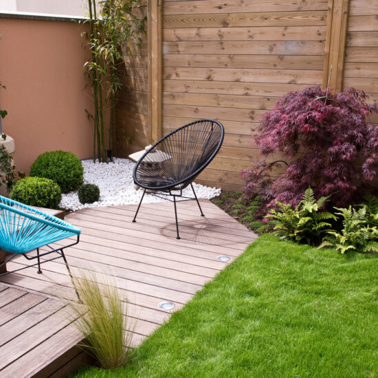 Terrasse Gestaltungsidee - Kleine Terrasse mit Stühlen und dekorierten Steingarten mit japanischer Steinlaterne - Buchsbäume  Gartenpflanzen & Kletterpflanzen - Holzboden für die Terrasse
