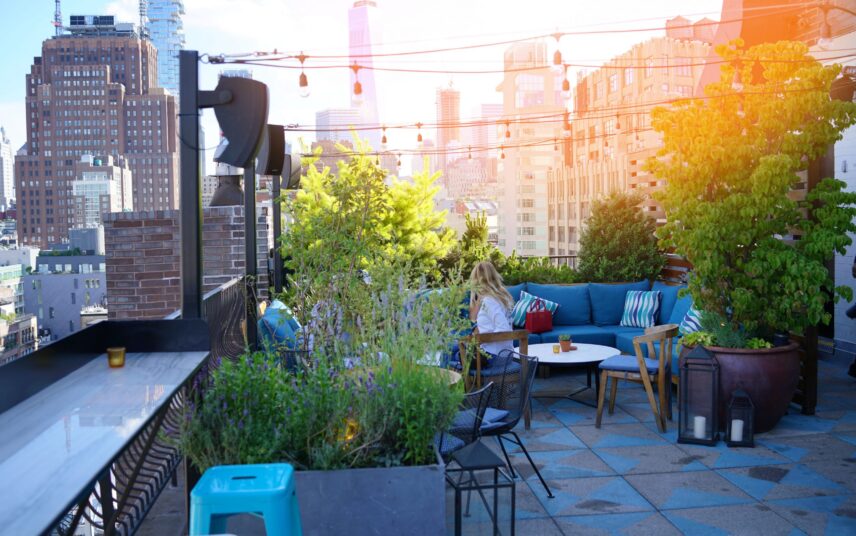Gestaltungsidee – Stylische Dachterrasse mit Sitzmöbeln und Pflanzen – Dachgarten Feeling erleben