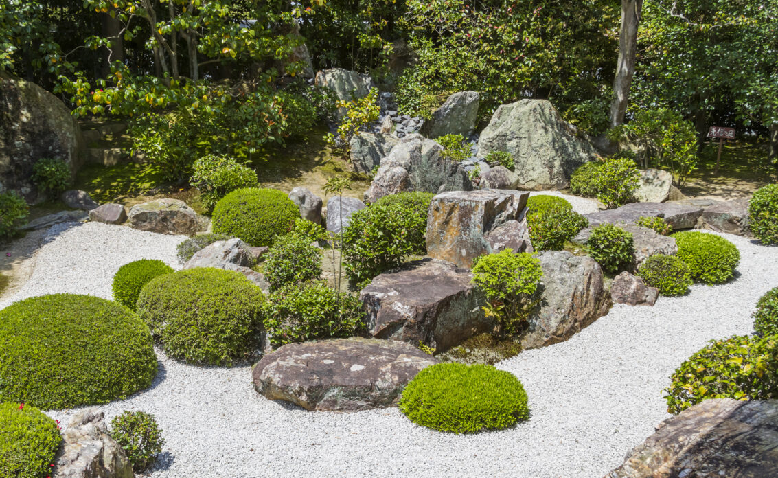 Steingarten Idee – Asiatischer Kiesgarten mit großen Steinen und im...