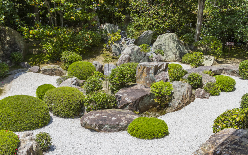 Steingarten Idee – Asiatischer Kiesgarten mit großen Steinen und immergrünen Hecken