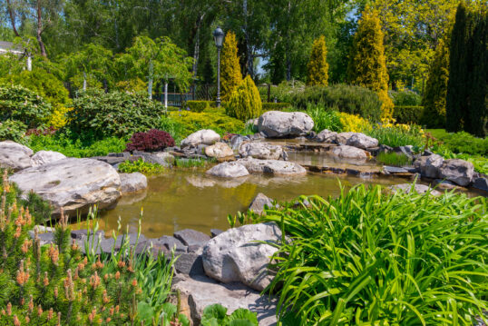 Gartenidee mit Gartenteich – Kleiner Wasserfall integriert in den Gartenteich...