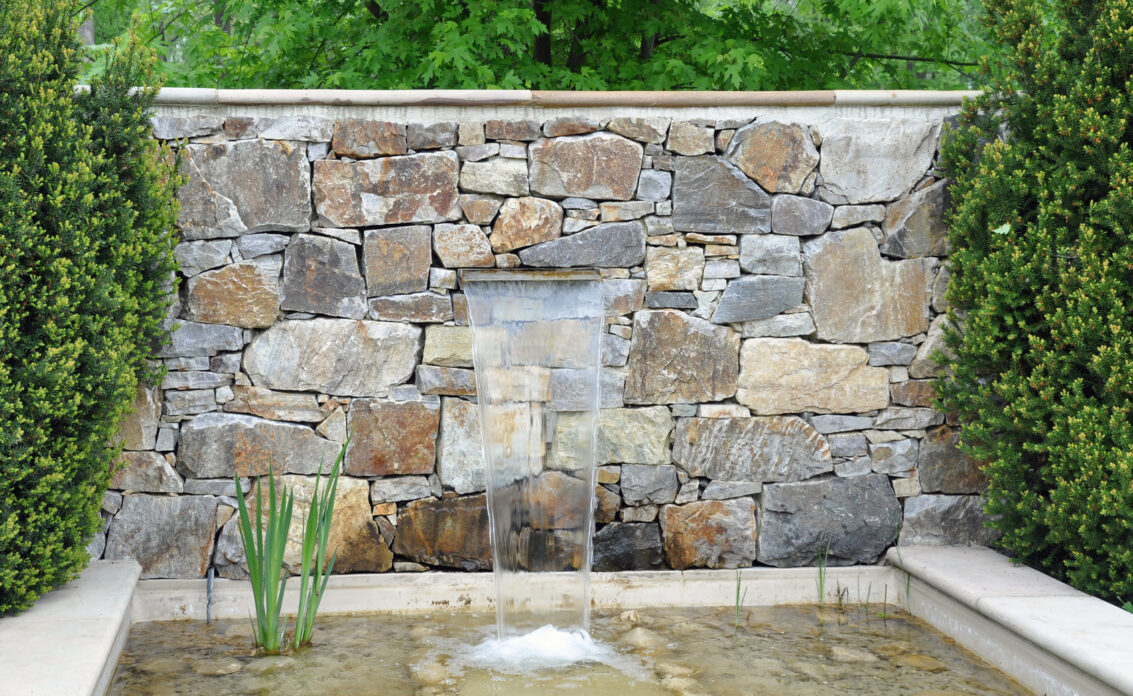 Garten Idee mit Wasser – In die Gartenmauer eingelassener moderner B...