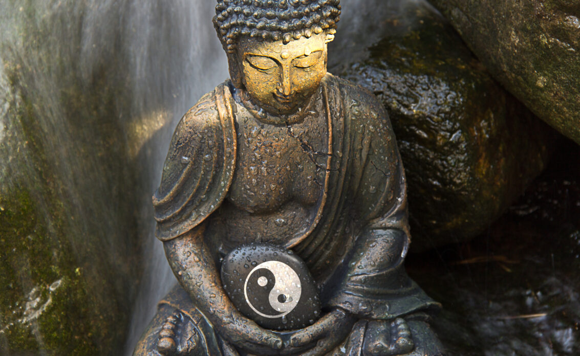 Steinerne Buddhafigur mit Ying & Yang für die Förderung des Chi-Flusses