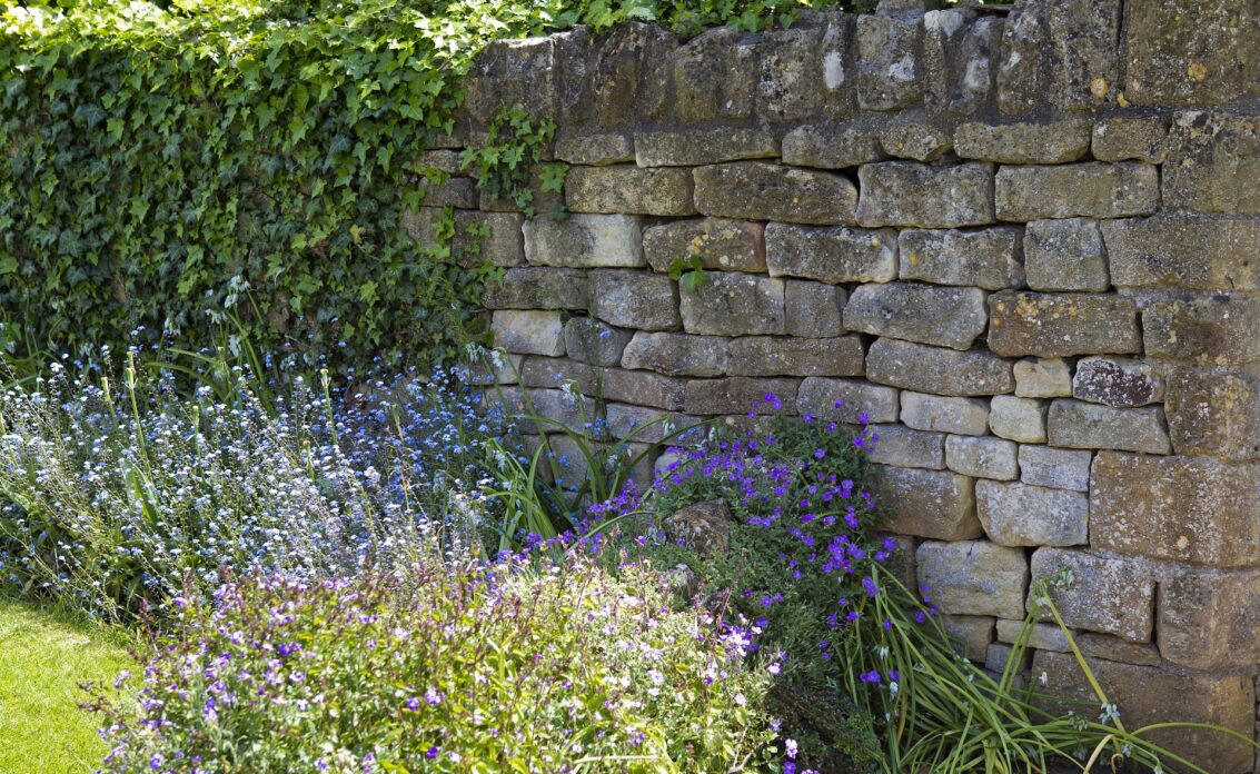 Gartenmauer Inspiration – Natürlich beflanzte Gartenmauer aus Stein...