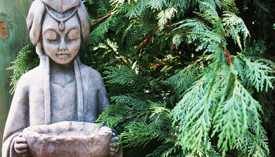 Skulptur einer Frau mit Schale als Dekoration für den asiatischen Garten