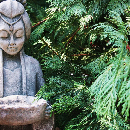 Skulptur einer Frau mit Schale als Dekoration für den asiatischen Garten
