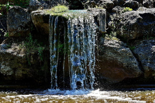 Gartengestaltung mit Wasser – Beruhigender Wasserfall im Steingarten