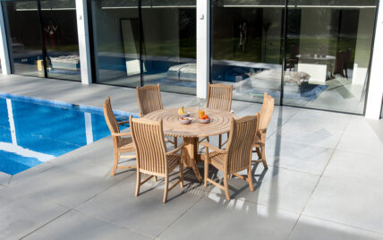 Idee für die Terrasse – Großer runder Tisch mit gemütlichen Holzstühlen auf einer Te...
