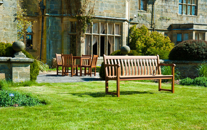 Idee für einen großen Garten – Englisches Anwesen mit stilgerechten Hof mit großem Rasen  gepflegten Hecken und schönen Sitzmöbeln