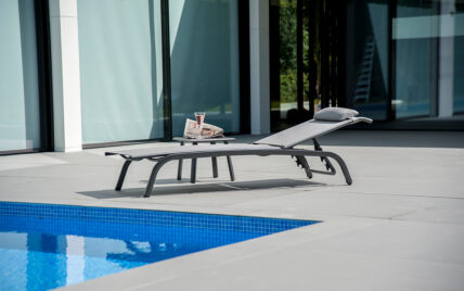 Terrassengestaltung am Pool – Beispiel mit einer modernen Liege für die moderne Terrass...