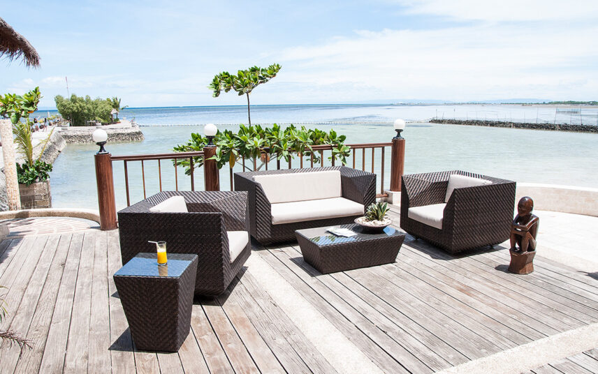 Idee für eine mediterrane Terrasse mit Meerblick  gemütlichen Sitzgelegenheiten und kleinem Baum stilsicher dekoriert – Gartenskulptur