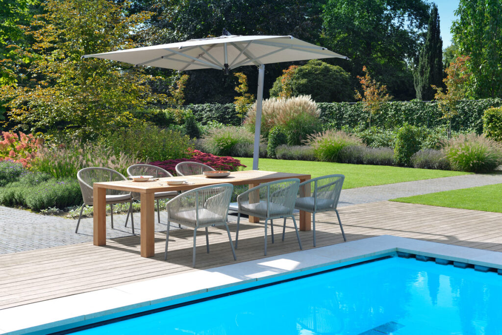 Moderne Gartengestaltung mit Pool und Sitzgruppe