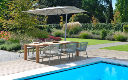 Moderne Terrassengestaltung Idee mit einer Sitzgruppe am Pool – Holztisch & Retrostühle...