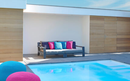 Gartenidee – Terrasse am Pool mit modernen Loungesofa & Outdoor Sitzsäcken – hohe Sic...