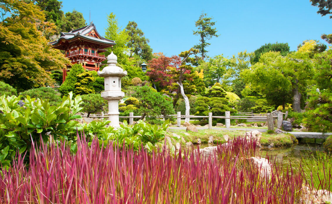 Gartengestaltung im asiatischen Stil – Park oder großer Garten mit ...