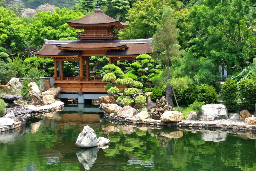 Asiatische Gartengestaltung mit großem Teich