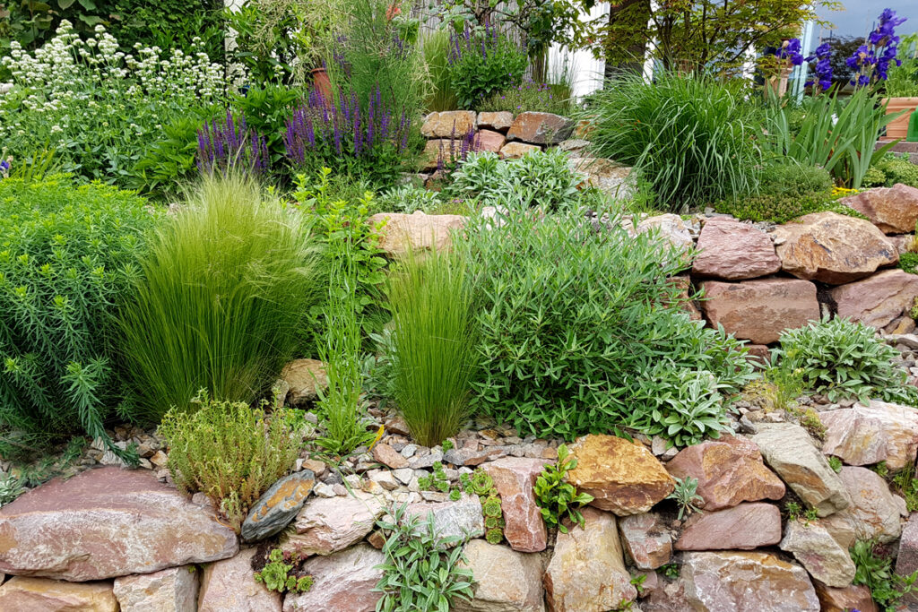 Die Gartengestaltung mit Bruchsteinen sorgt für eine möglichst naturbelassene Steinkonstruktion im Garten.