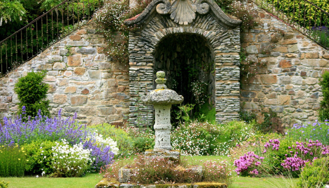 Gartenidee Beispiel im barocken Stil - Große Gartenruine mit Verzierungen & einer Nische - Gartenskulptur & Stauden