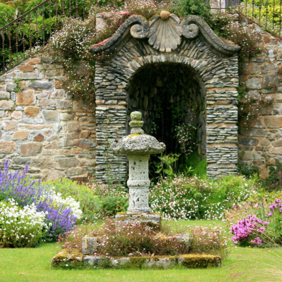 Gartenidee Beispiel im barocken Stil - Große Gartenruine mit Verzierungen & einer Nische - Gartenskulptur & Stauden
