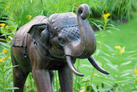 Beispiel mit Gartendekoration – Idee für den Garten mit einer Elefantenskulpt...