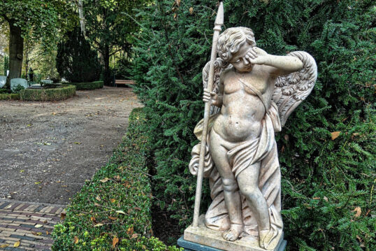 Idee für einen Garten oder Park – Beispiel mit antiker Skulptur eines Engels ...