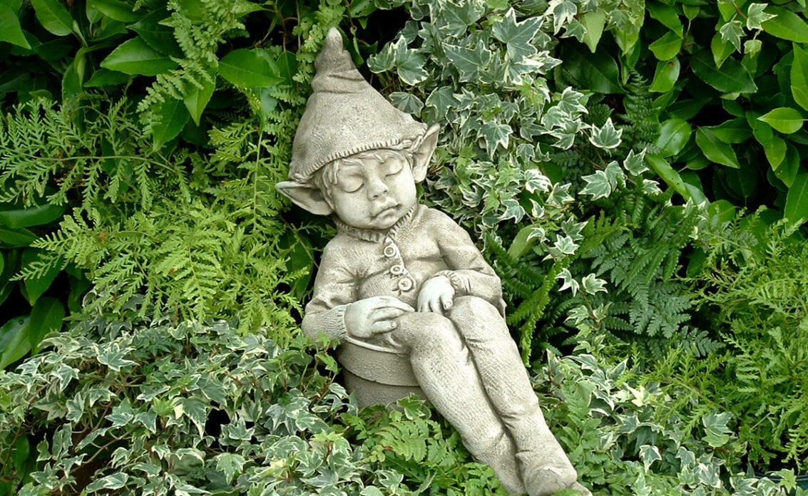 Gartenidee mit Gartendekoration – Beispiel mit Skulptur eines schlaf...