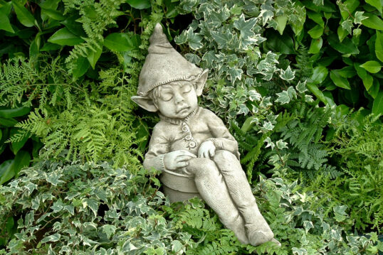 Gartenidee mit Gartendekoration – Beispiel mit Skulptur eines schlafenden Zwe...
