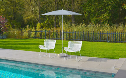 Moderne Gartengestaltung mit Sitzbereich am Pool – Terrassen Sonnenschutz Beispiel & Gar...