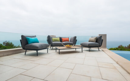 Idee für eine moderne Terrasse mit Loungeset am Pool – Beispiel mit Garten Sessel & Sof...